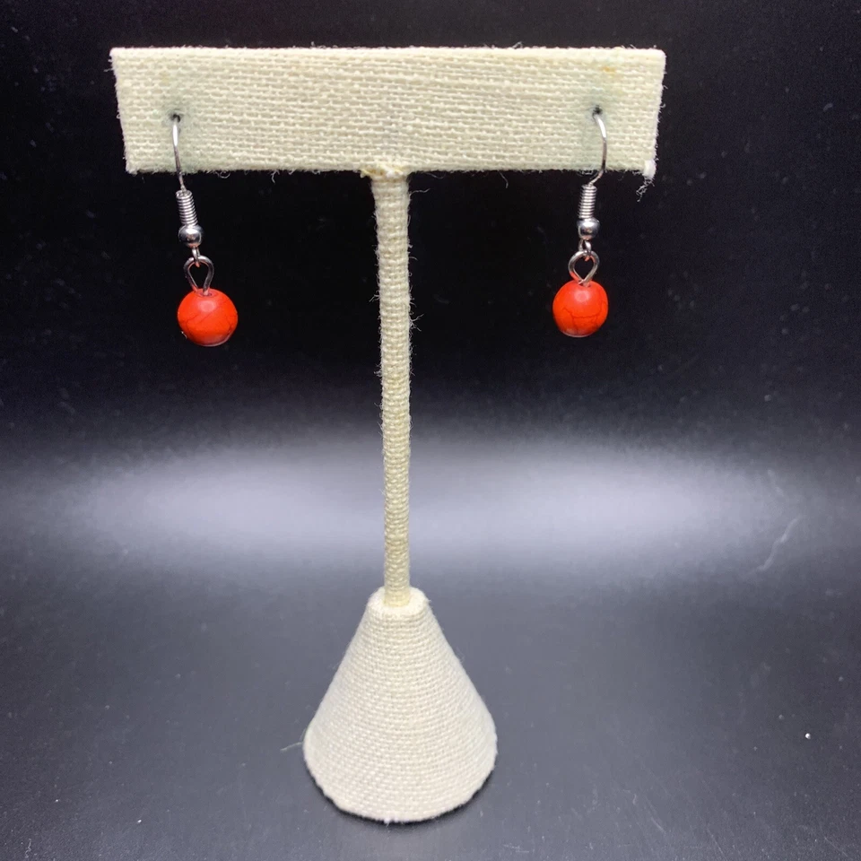 Delicados pendientes colgantes de cuentas de piedra roja gancho teñido howlita gancho de piedras preciosas Foto 2 de 4