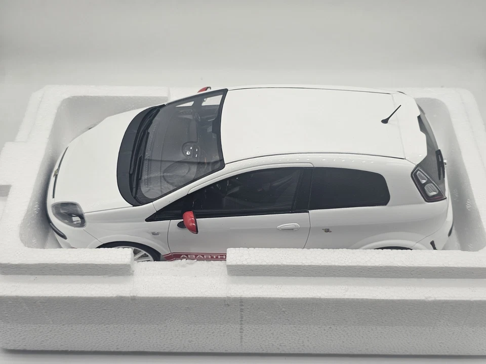 Fiat Punto Abarth EsseEsse 2010 Bianco 1:18 Ottomobile In Box - Immagine 2 di 4