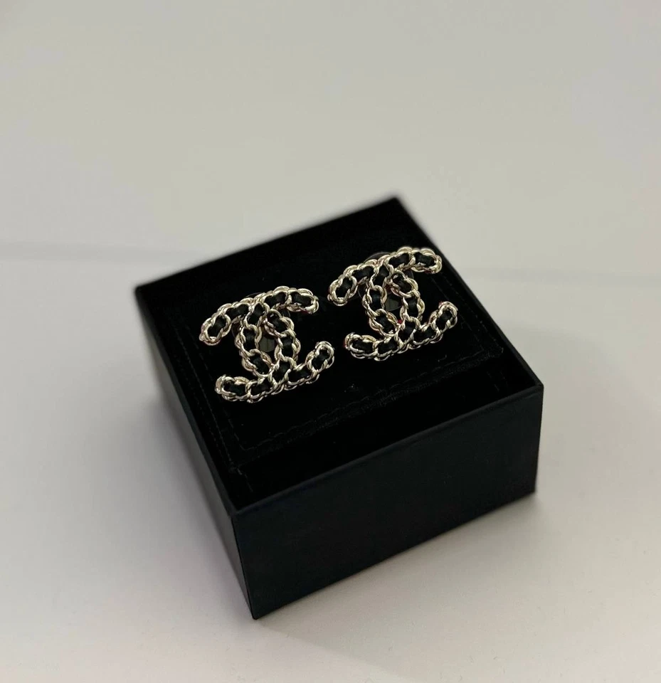 Chanel Cuero y Oro Metal CC Pendientes Negro Oro Rosa Foto 3 de 4