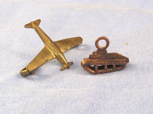 2 LITTLE VINTAGE WARTIME SOUVENIRS WW1 TANK WW2 PLANE PIN BADGE CHARM