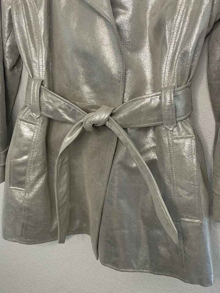 Gabardina de cuero CHICO’S talla 3 o 16/18 plateada brillante con cinturón Foto 3 de 4