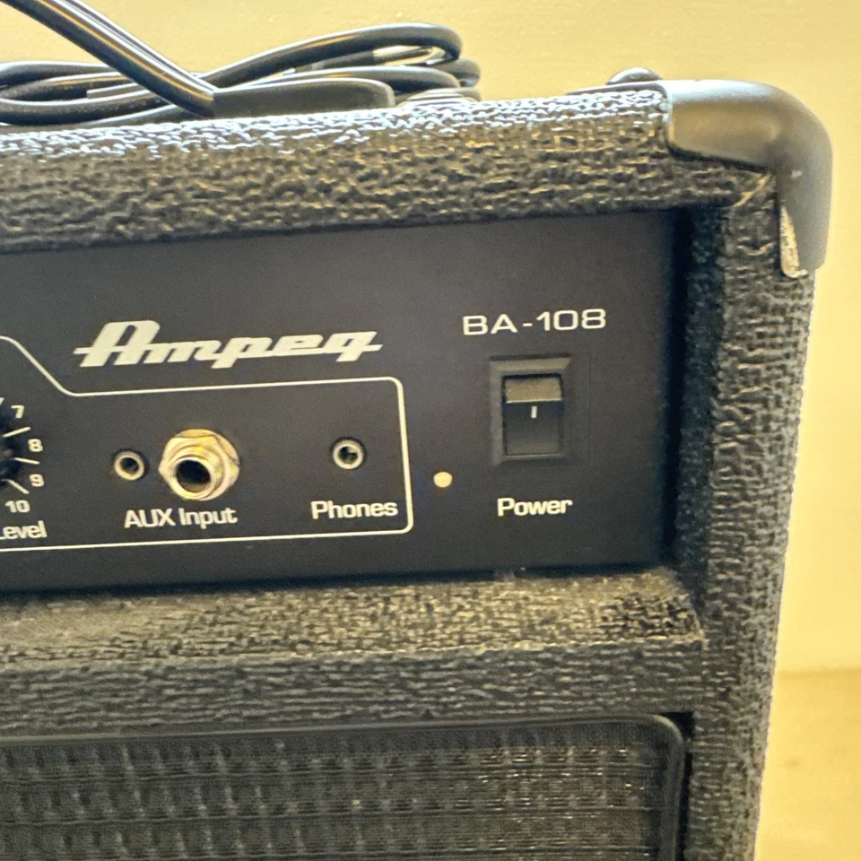 Ampeg BA-108 V2 25-watt  1 x 8" Combo Bass Guitar Amplifier  - Image 4 of 4
