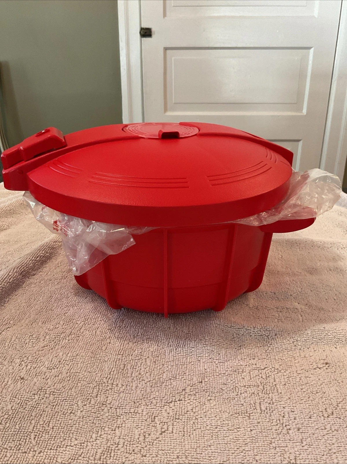 tupperware microwave pressure cooker ( B )