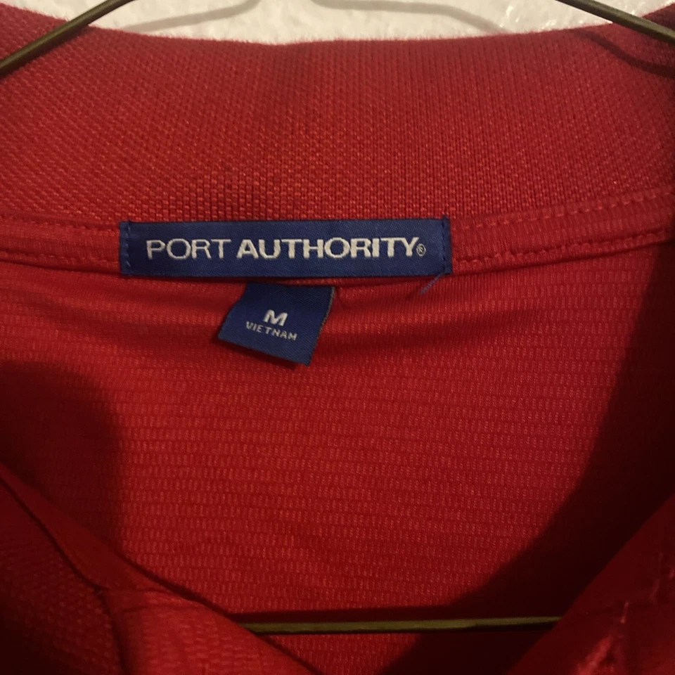 Camisa polo roja con cuello de empleado de Toys R Us de colección rara talla mediana Foto 3 de 4