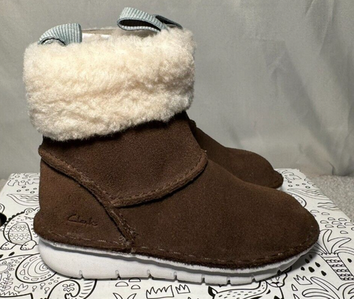 Clarks Unisex Kids Suede Boots UK 8.5 F / 26 Banbrook Warm Brown Zip Up Ankle - Picture 2 of 15