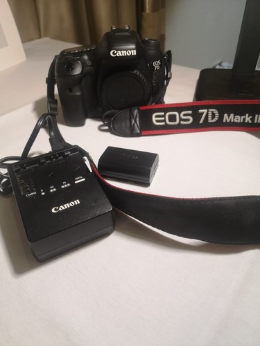 Canon EOS7D- Mk II DSLR Digital Camera (Body Only) Strap, Card Battery, Charger. - Afbeelding 2 van 5