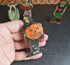  DOLLHOUSE MINIATURE ~ HALLOWEEN ~ ENTER IF YOU DARE SKELETON