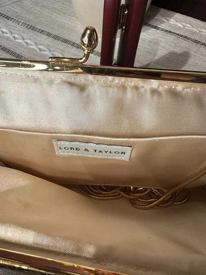 Bolso sin asas vintage Lord & Taylor con cuentas crema con correa dorada Foto 3 de 4