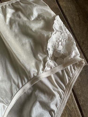 Vintage Vanity Fair 6 Nude Beige Silky Brief Panty Panties W Lace Trim - 第 4/6 張圖片