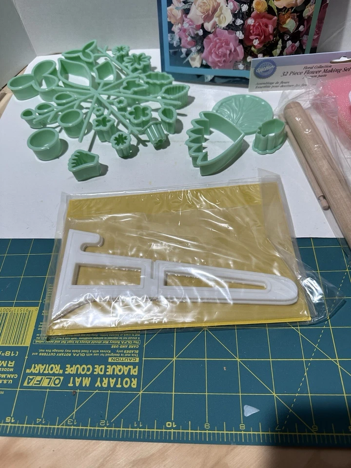 Wilton Gum Paste Flower Making Set (32 Pieces) Vintage 90’s Cake Decorating - Image 2 of 4