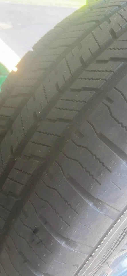 Llantas y neumáticos Nissan Frontier 2024 OEM Foto 3 de 3