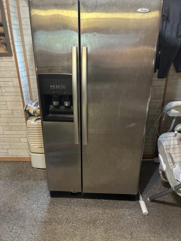 Refrigerador de Whirlpool puertas de apertura de doble lado tiene dispensador de agua y hielo Foto 2 de 4