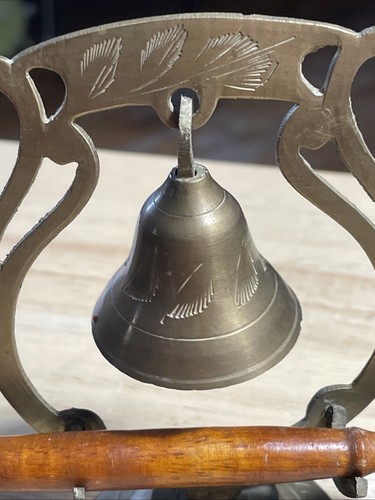 Vintage kleine Messingglocke mit Messingständer und Holzgonghammer in gutem Zustand - Bild 5 von 6