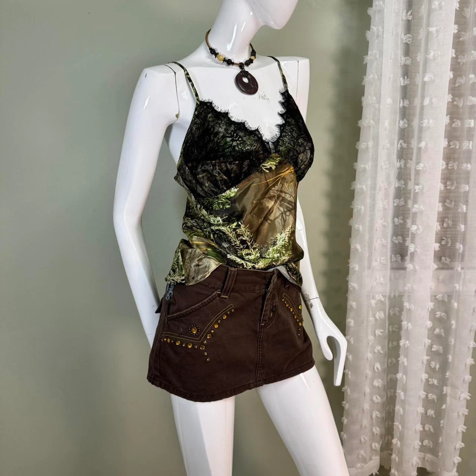 Camiseta sin mangas Y2K Black Widow camuflada con adornos de encaje - Megan Fox / Jennifer’s Body / Bella Swan Foto 3 de 4