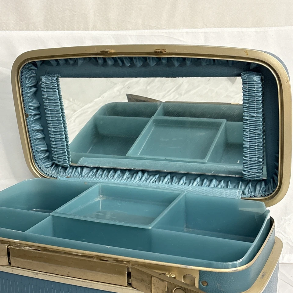 Vintage Samsonite Silhouette Blue Train Case with Tray Insert and Mirror - Image 2 of 4