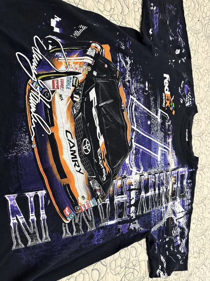 Camiseta masculina NASCAR Racing Denny Hamlin Chase Authentics Fed Ex Tag tamanho G - Imagem 2 de 4
