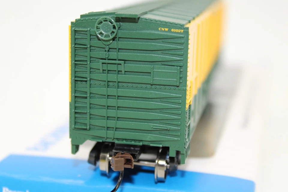 Bachmann HO Scale CNW Chicago North Western 50' Steel Reefer Car NOS 17905 - Image 3 of 4