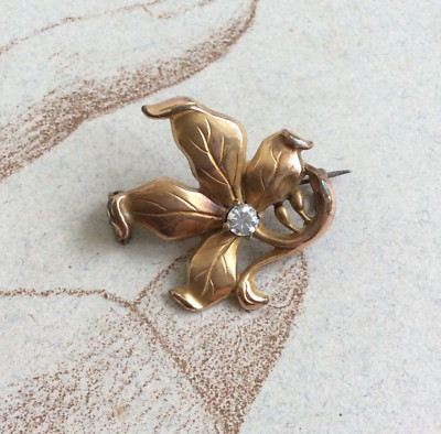 Broche Ancienne Fleur En Métal Doré Et Strass - Époque 1900 - Dimensions 2.5 X 2.3 Cm - Bon État D'Usage