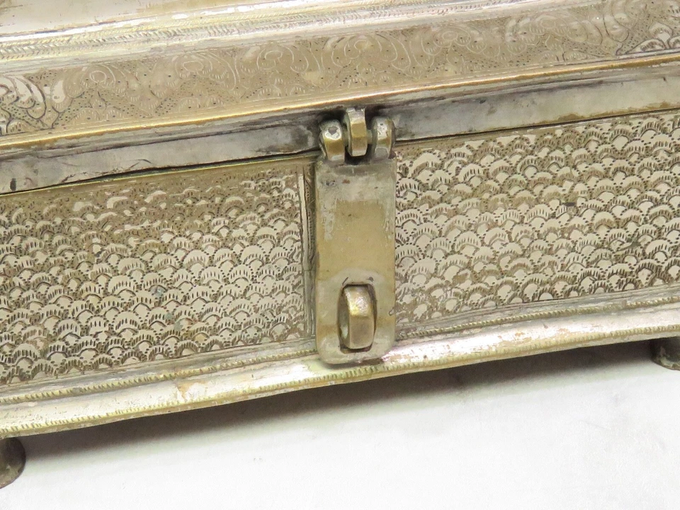 Antiguo ataúd persa Qajar islámico de latón con patas de bronce del siglo XIX perseguido a mano  Foto 3 de 4