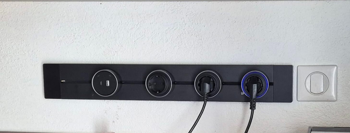 Prise de courant sur rail mural aluminium avec bloc amovible EU et port USB-C