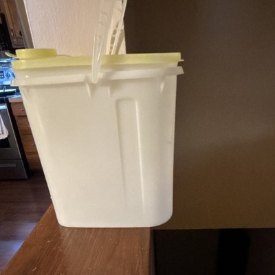 VTG Tupperware  587-7 Clear Plastic  Pitcher with Yellow Snap Lid Handle
