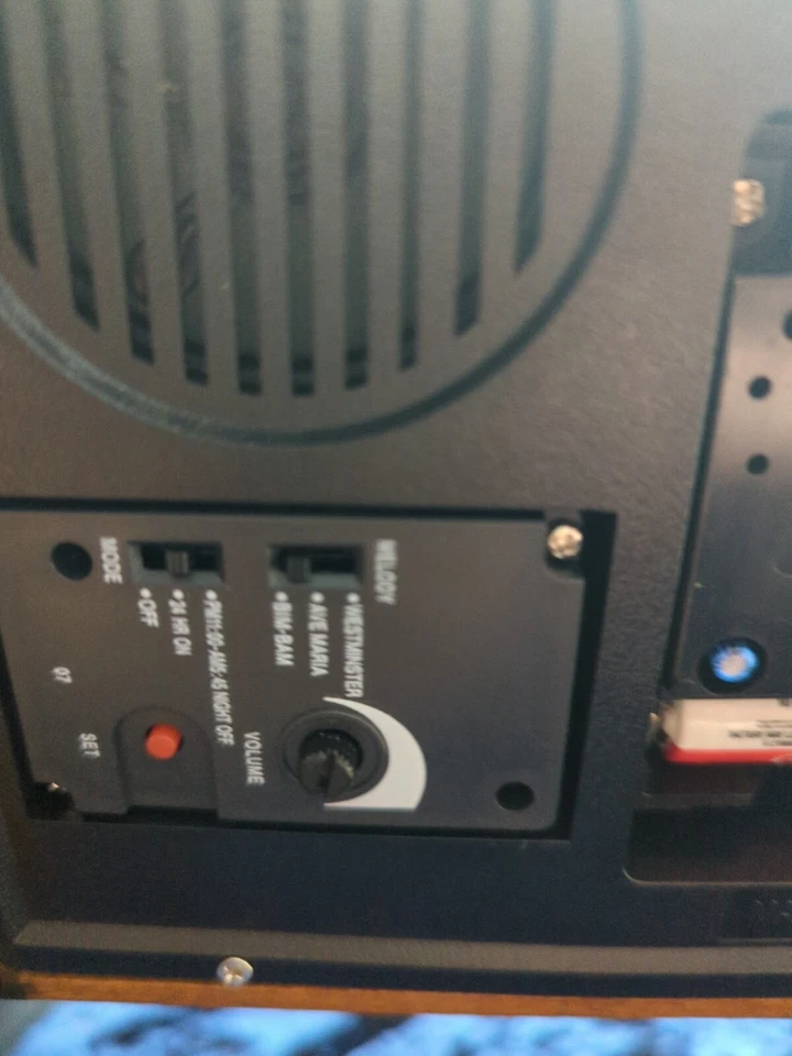 Reloj de péndulo giratorio Bulova B1845 Durant madera de nogal y vidrio (usado) Foto 3 de 4