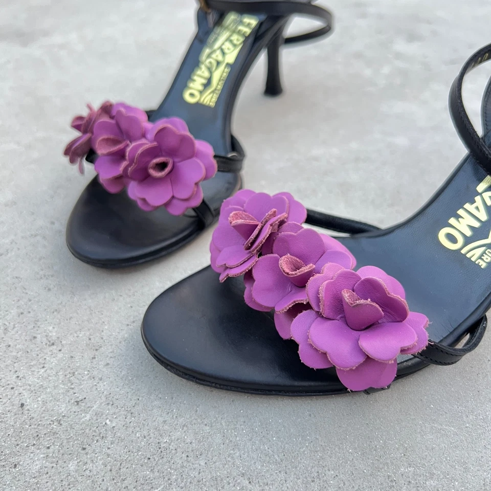 Salvatore Ferragamo | Auténtico 3D Lila Rosa Flor Correa Negro Tacón con Tiras (36) Foto 3 de 4