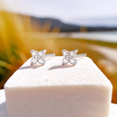Kleine Blumen Ohrstecker mit Zirkonia, 5 x 5 mm, vierblättriges Kleeblatt.