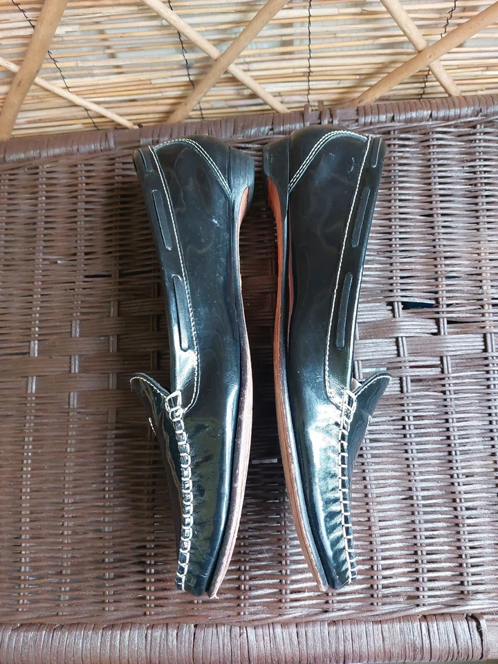 Cole Haan Black Patent Leather Loafers Stich Heels Flats Shoes Size 9AA INDIA - Image 2 of 4