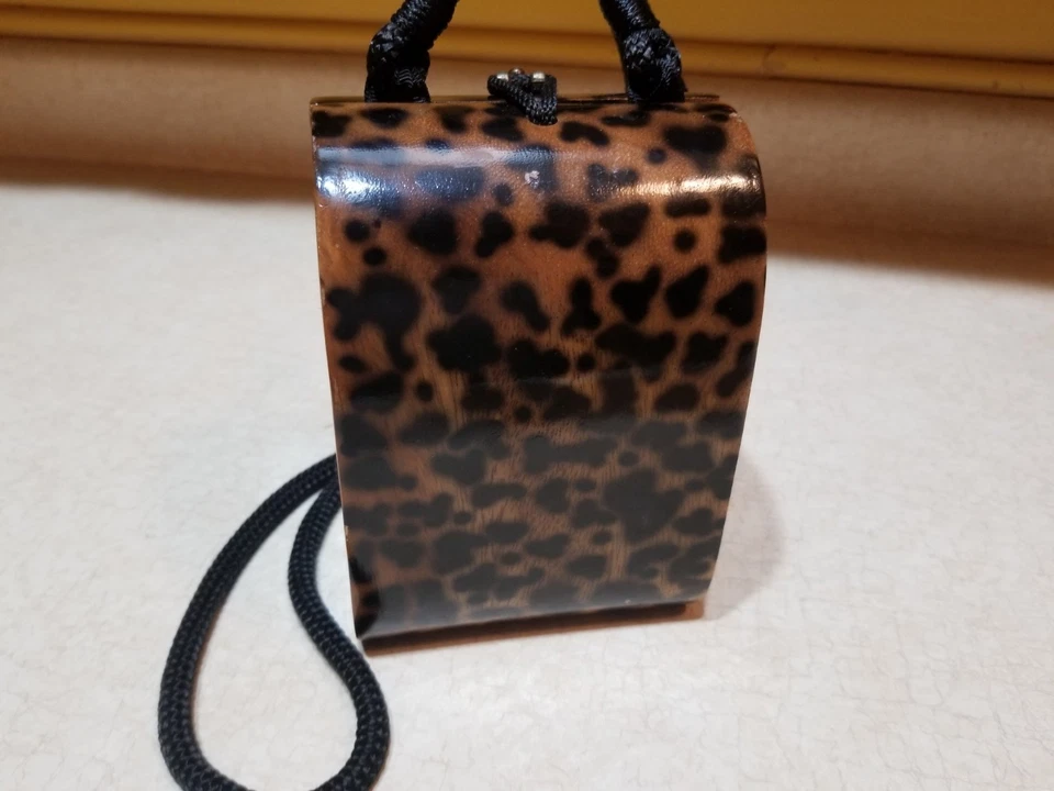 Bolso de mano Timmy Woods of Beverly Hills tallado a mano madera leopardo Foto 4 de 4
