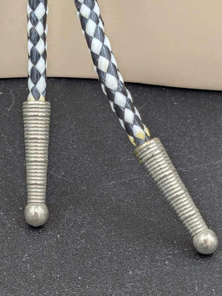 Corbata Bolo Cabeza de Caballo Vintage Trenza Blanca y Negra con Tapas Tono Plateado Foto 3 de 4