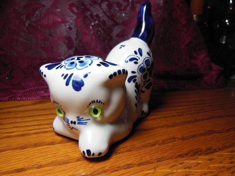 Vtg Holland Ceramic Cat Kitten Figurine Delft Blue White Hand-Painted Glass Eye