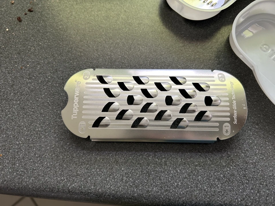 TUPPERWARE Profi Reibe D 182, Fingerschutz, Küchenhelfer incl 3 Einsätzen - Bild 4 von 4