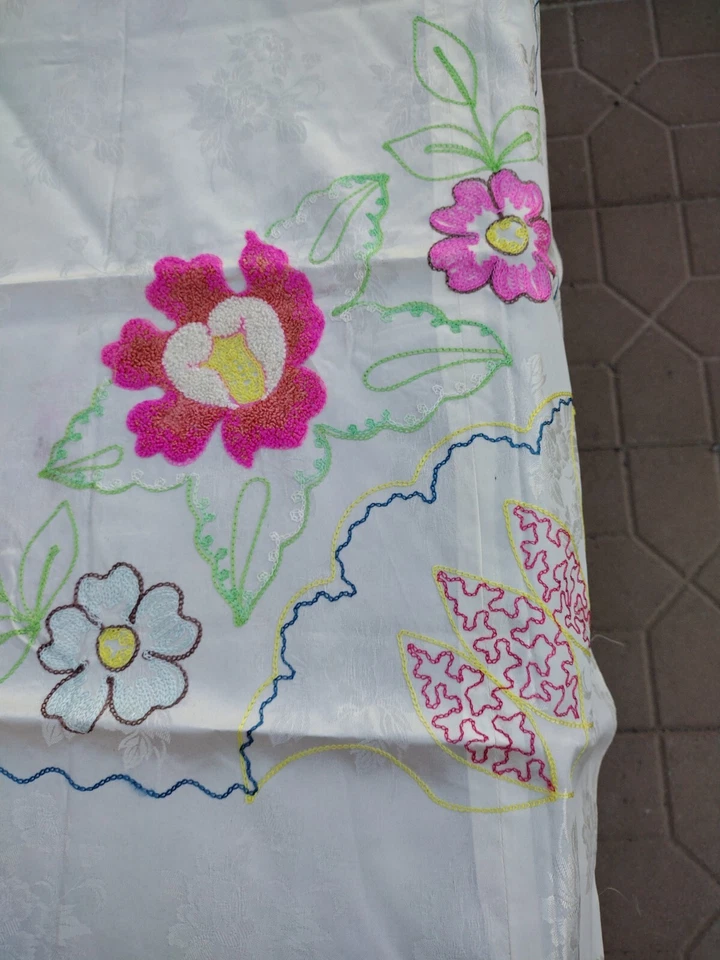 Mantel de Trabajo Blanco Bordado Tipo Seda con Floral 52 x 73 con 6 Servilletas Foto 4 de 4