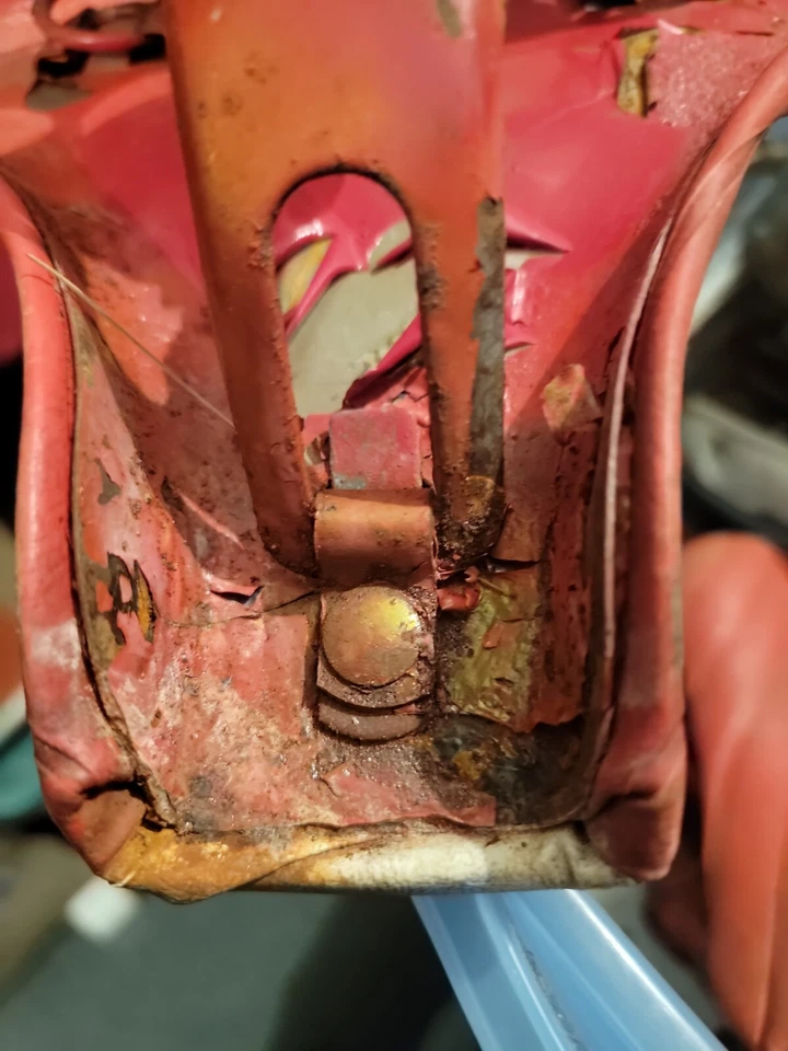 Винтажное/антикварное велосипедное сиденье для людей - двухцветное КРАСНОЕ/БЕЛОЕ - Изображение 3 из 4