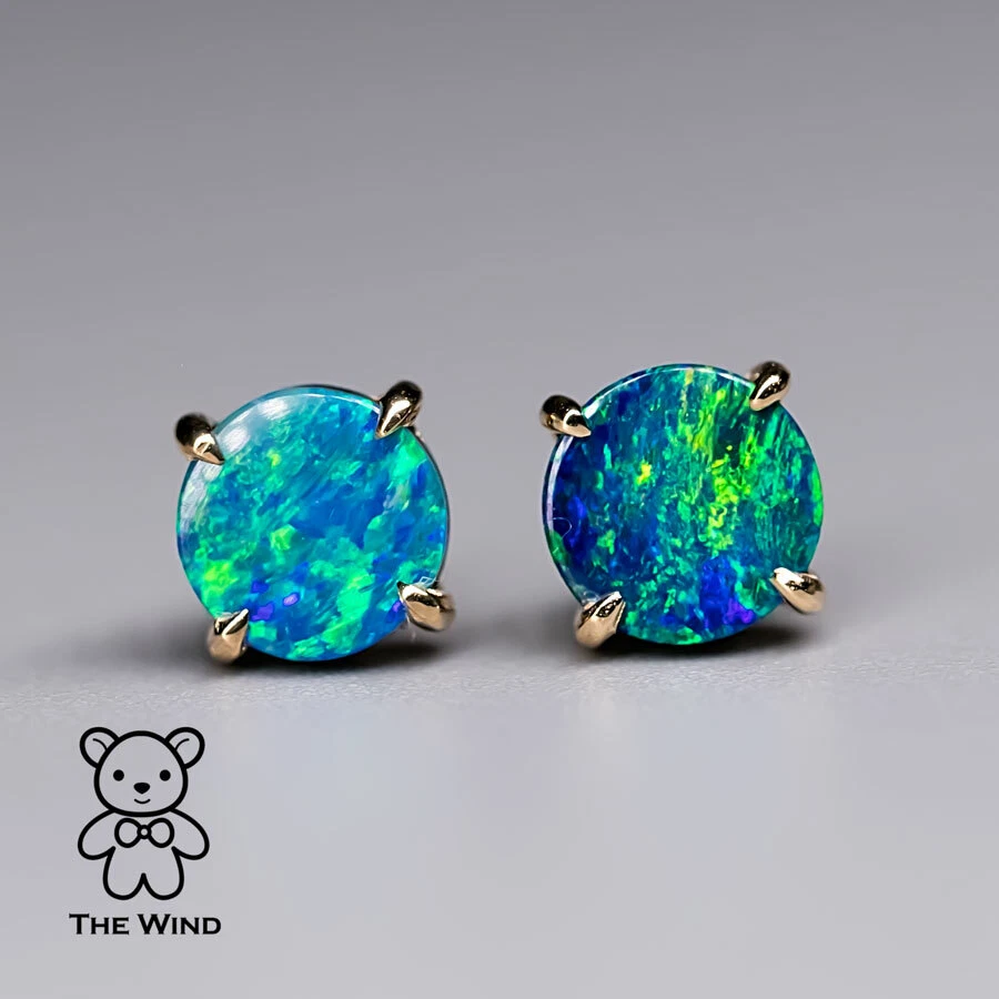 Aretes redondos minimalistas brillantes australianos de ópalo doblete de oro amarillo de 14K Foto 2 de 4