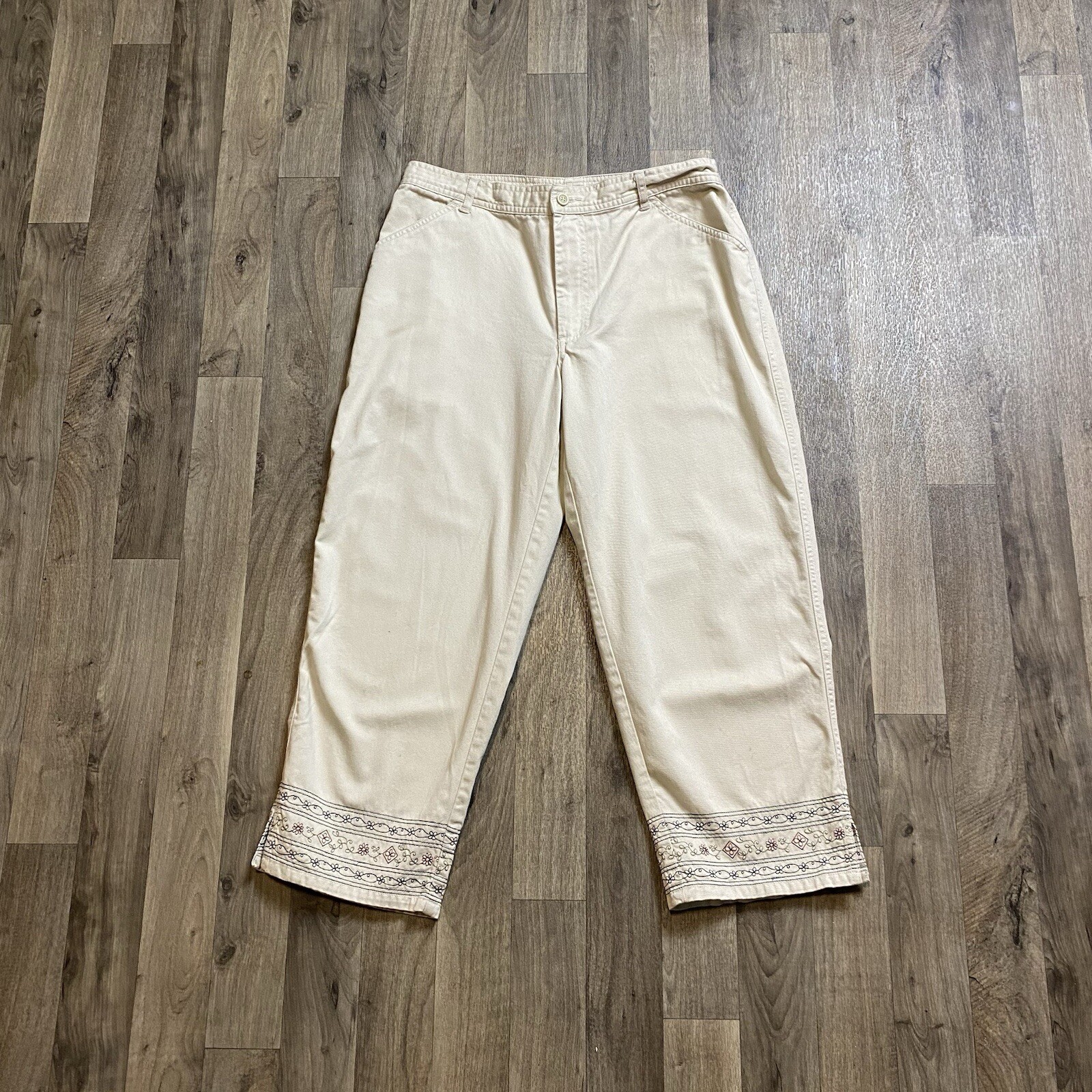 Field Gear Women’s Size 10 Beige Embroidered Capri Pants