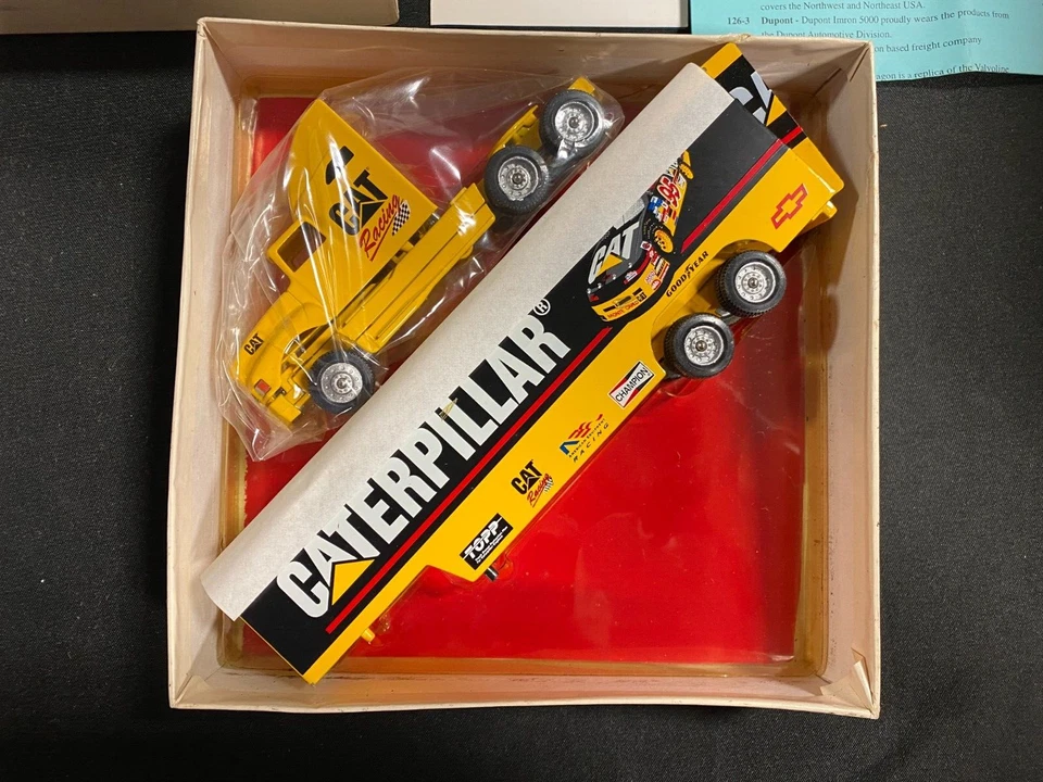 Camión de carreras Winross Cat Transporter Caterpillar 1/64 fundido a presión en caja (CK) 41023B Foto 4 de 4