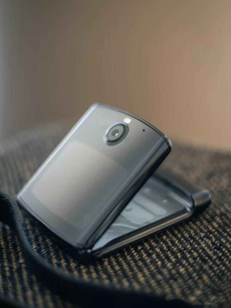 Motorola Razr 2019 (XT2000) Black/Gold 128GB Unlocked GSM Flip