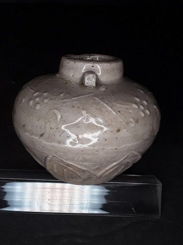 Sung Dynasty Molded Grey Celadon Glazed jar with handles - Picture 15 of 22