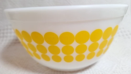 Vintage PYREX Yellow Polka Dot #402 Mixing Nesting Bowl 1.5 Quart MCM