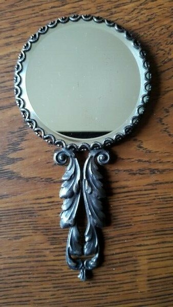 Miroir de poche grossissant indispensable pour retouches maquillage en voyage