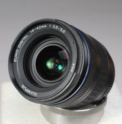 OLYMPUS ZUIKO DIGITAL 14-42MM F/3.5-5.6 AF LENS W CAPS & HOOD 4/3 MOUNT