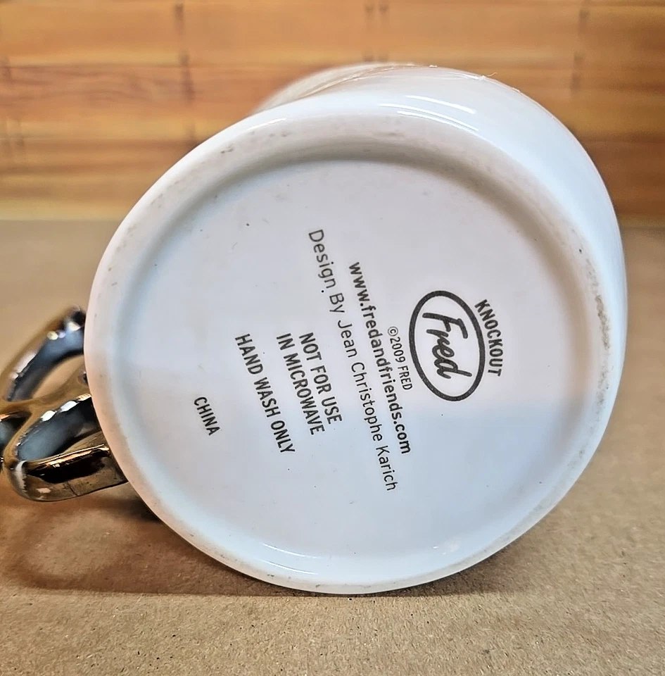 Taza Knockout de Fred; 2009; mango de nudillo de latón Foto 4 de 4