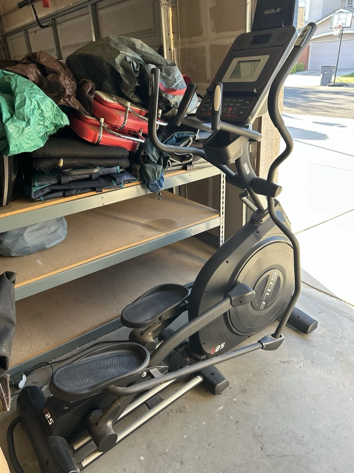 Entrenador elíptico de tracción delantera Sole Fitness E25 Foto 3 de 4