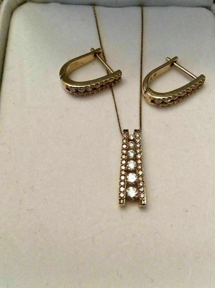 Juego de pendientes de aro y colgante redondo de moissanita de 2 quilates enchapado en oro amarillo de 14 k certificado Foto 4 de 4