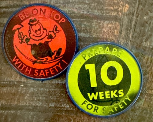 RARE VINTAGE VARI VUE BOY SCOUTS SAFETY PINBACKS SAFETY WEEK 5&10 2,5" NOS - Photo 2/10