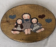VTG Handmade/Painted Ctry Farmhouse Primitive 3-Dolls & Hearts Oval Wood Plaque