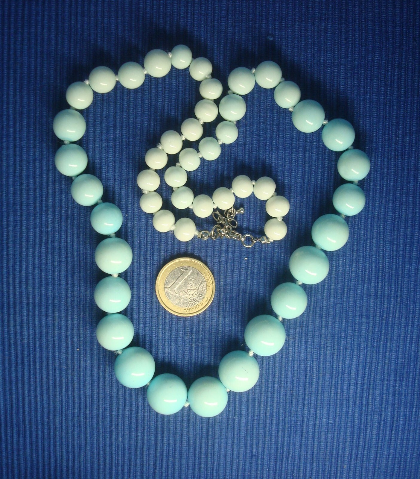 Collier en perle de verre opalin B26D idéal pour rehausser une robe d'été