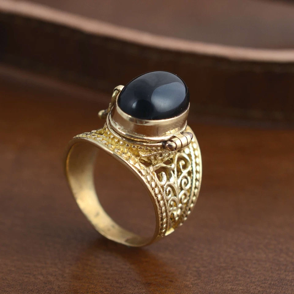 Anillo venenoso ónix negro natural. Anillo caja oculta ovalada de ónix dorado. anillo hecho a mano Foto 3 de 4